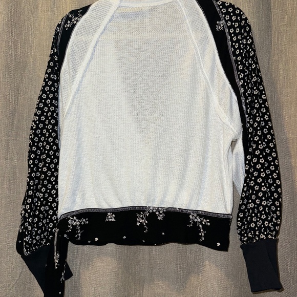 Free People | Auction Thermal Waffle Blk/Wht Floral Print Top | Size XS - Picture 3 of 11